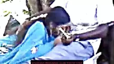 tamil uncle making Beautiful girl suck in park