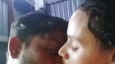 Dhaka guy boob presses and kisses in desi x video