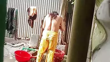 Neighbor Bengali aunty bathing outdoor caught on camera