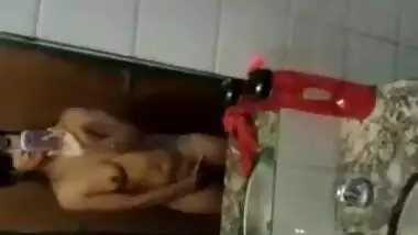 Selfshot Girl Fingering in Bathroom