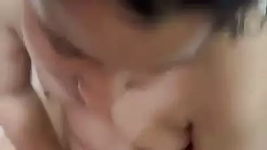 Kinky guy drops his cum on his GF’s face in Punjabi sex